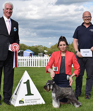 Mrs E J Longdin Wellingley Won Night Stand with puppy group judge Mr S Mallard & Mr K Cadman (Dorwest Herbs) 