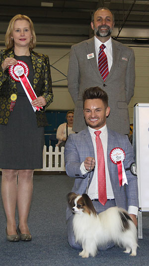 Mrs I & Mr G Robb Ch Gleniren Shootin Starmaker Sunshoo with Group judge Mrs J Sparrow & Mr A Bongiovanni (Royal Canin) 