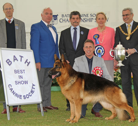 Mr J G Cullen Ch Elmo Vom Huhnegrab with BIS judge Mrs M J Purnell-Carpenter, Mr B Ford (Secretary) & Mr W Browne-Cole (Chairman)