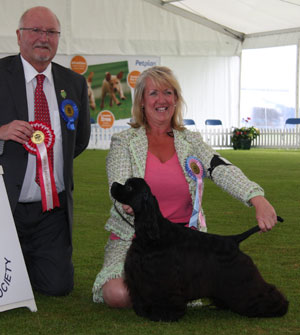 Mrs M W Hatley Pelhamcourt Sedulous Sadie with puppy group judge Mr G C Duffield 