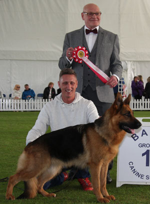 Mr & Mrs J & P Cullen Ch Veneze Immy with group judge Mr B M Croft
