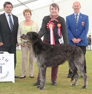 Mr S A F Helps, Mrs C L Dove & Dr R S Dove Foxcliffe Classic Liberty Freedom At Beardswood with group judge Mrs J Peak, Mr B Ford (Secretary) 