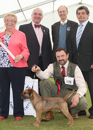 Messrs C & L Hall & Ellis Ch Brackenfell Bok To Bach JW with group judge Mrs S A McCourt, Mr B Ford (Secretray) & Mr W Browne-Cole (Chairman) 