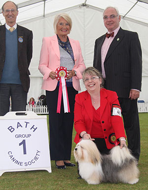 Mr & Mrs P J Clayton Larwinsca Lady Guinevere with group judge Mrs L Stannard, Mr W Browne-Cole (Chairman) & Mr C J Laurence (President)