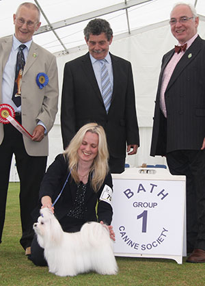 Miss S Jackson & Mrs R Jackson Benatone Kinky Boots with puppy group judge Mr B W Reynolds-Frost, Mr B Ford (Secretray) & Mr W Browne-Cole (Chairman)