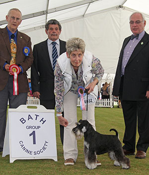 Mr A & Mrs A McDermott Lichstone Midnite Fernando with puppy group judge Mr B W Reynolds-Frost, Mr B Ford (Secretary) & Mr W Browne-Cole (Chairman) 