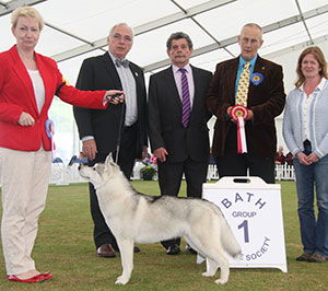 Mrs E Ashcroft Ninlil Of Poliarine Arktika (Imp) with puppy group judge Mr B W Reynolds-Frost, Mr B Ford (Secretary) & Mr W Browne-Cole (Chairman)