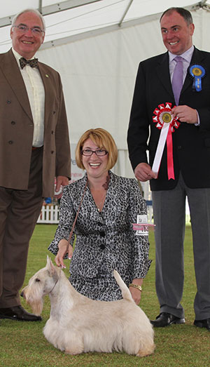 Mds V Huber & Mr M Krolewski Am Ch Mcvans Flash Gordan with group judge Mr R Allen & Mr W Browne-Cole (Chairman)