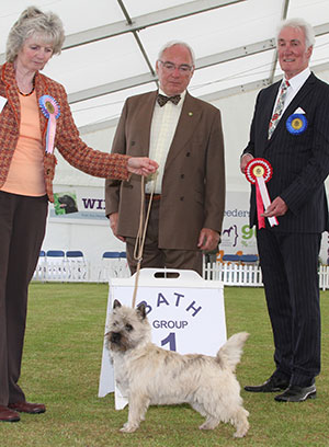 Mrs J I Yates & Mrs J Johnson Pendley Vivien with puppy group judge Mr S J Mallard & Mr W Browne-Cole (Chairman) 