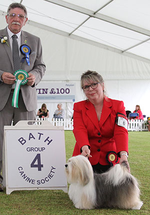 Mrs T G Clayton Ch Larwinsca Lady Guinevere with group judge Mr T M Evanst