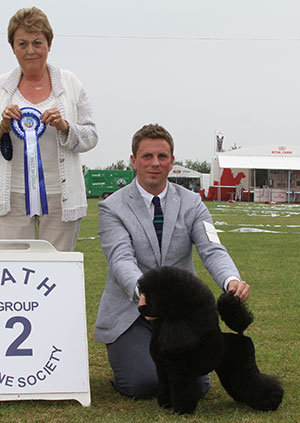 Mr J Shaw, Mr J Lynn & Mr T Isherwood Ch Afterglow Aloysius with group judge Mrs J Peak 