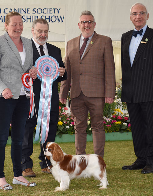 Mrs M Chapman & Miss T Ireland Ellemich Poeme with BPIS judge Mr P Wilkinson, Mr L A S Cox (Secretary) & Mr W Browne-Cole (Chairman) 