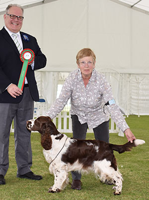 Mr R & Mrs J Reynolds Clentonian Picture Perfect with spbeg group judge Mr R Morris