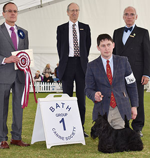 Ms R Cross, Mrs V Huber & Ms D Cross Ch Mcvan's Big Bopper At Beameups with group judge Mr P Horspool, Mr W Browne-Cole (Chairman) & Mr C J Laurence 