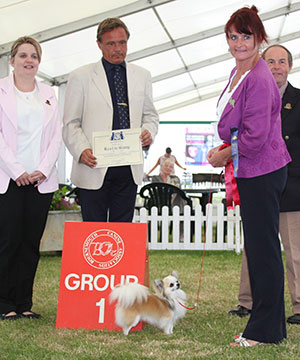 Mrs L J Adams Ch Hollyel Topaz Chancer JW with group judge Mr E Engh, Miss K Rotchell (Secretary) & Mr L Hunt (Committee)