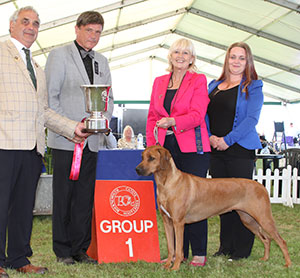 Mrs M L Farleigh Ch Kinabula Bin There Done That with group judge Mr E Engh, Mr J Courtney (Show Manager) & Miss B Rowe (Group Streward)