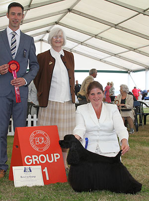 Mrs B Morris & Miss L J Bryant & Mrs L Nelson Am Ch Sh Ch Ir Ch Silhouette Troubling Nasailleen with group judge Mr R Bott & Mrs J Stratten (Asst Sec)