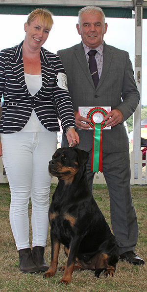 Mr & Mrs M E Vick Mia Von Der Alten Festung At Vickangels with spbeg judge Mr R C Kinsey