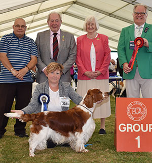 Mrs A J Graham Sh Ch Taimere's Twister Round Nyliram JW Sh.CM with group judge Mr R J Morris, Mrs J Stratten (Asst Secretary) & Mr J Farrant 