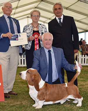 Mr P Freer Ch & It Ch Switherland Smart Image with group judge Miss D Spavin, Mr J Courtney (Show Manager) & Mr J Appleby (Chairman) 