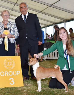 Ms J K Frost, Ms A R Frost & Miss C R Frost Am & Can Ch Bushwacker Fortune Hunter (Can Imp) with group judge Miss D Spavin & Mr J Courtney 