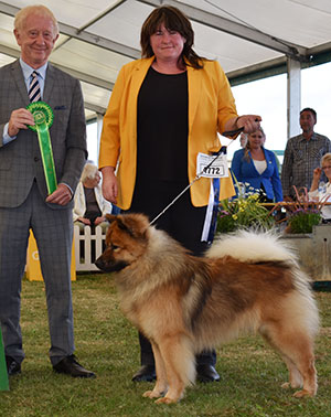 Miss S Watkins Jun Ch Albionspitz Blue Moon Bjw18 Bw19 Ww18,jww18 with group judge Mr T Johnston