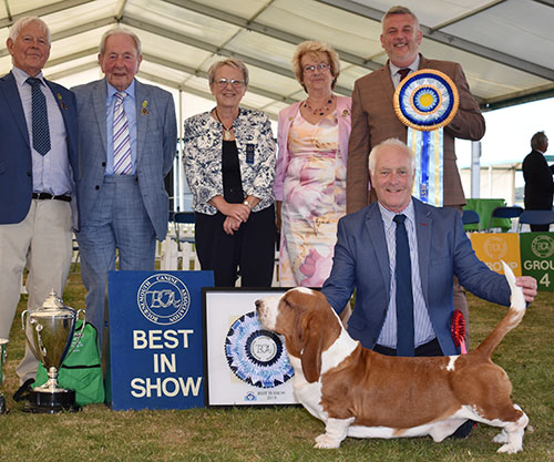 Mr P Freer Ch & It Ch Switherland Smart Image with BIS judge Mr L Cox, Mrs S Duffin (Secretary), Mr J Farrant (President) & Mr J Appleby (Chairman)j 