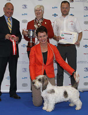 Mrs S Robertson & Mrs W Doherty Ch Soletrader Magic Mike with group judge Mr G Corish, Mrs J Hiscox (Committee) & Mr C Thompson (Royal Canin) 