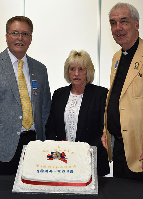 A lovely decorative cake to mark the 75th Anniversaryof the City of Birmingham Dog show with Mr D Bell (Secretary) & The Rev'd W H King (Chairman) 