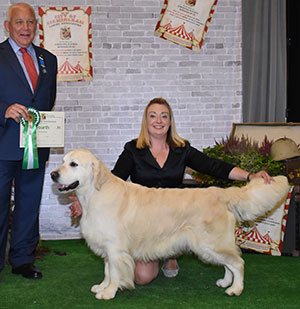 Mr F & Mrs E Archibald & Miss E Archibald Sh Ch & Ir Sh Ch Abinvale Levanto with group judge Mr R Strudwick