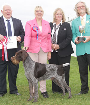 Mrs B Pinkerton & Miss S Pinkerton Bareve Bontebokskraal with group judge Mr M Armstrong, Mr R Burns (Committee) & A Morton (Royal Canin) 