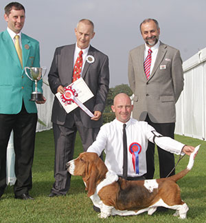 Mr I & Mrs J Seddon Ch Sedonia's Royal Intruder with group judge Mr B Reynolds-Frost, Mr R Harrison (Show Manager) & Mr A Bongiovanni (Royal Canin)