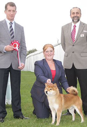 Miss C Roskell & Miss M Dunhill Hall Ch Ir Ch Vormund Im Gaultier JW Sh CM An Ch'07 with veteran group judge Mr J Thirlwell & Mr A Bongiovanni (Royal Canin) 