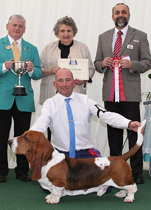 Mr I & Mrs J Seddon Ch Sedonia's Royal Intruder with group judge Mrs V Foss, Mr P Singer (Committee) & Mr A Bongiovanni (Royal Canin)