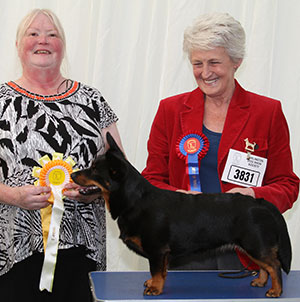 Mrs J Huck Ch Leyeside Miss Bonnie with group judge Mrs S Hewart-Chambers