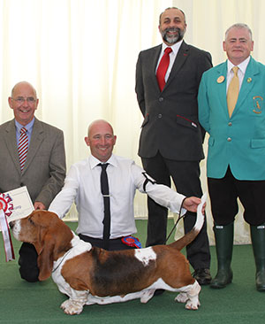 Mr I & Mrs J Seddon Ch Sedonia's Royal Intruder with group judge Mr G Corish, Mr P Singer (Committee) & Mr A Bongiovanni (Royal Canin) 