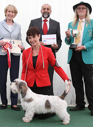 Mrs S Robertson & Mrs W Doherty Ch Soletrader Magic Mike with group judge Mrs A E Macdonald, Mr R Burns (Committee) & Mr A Bongiovanni (Royal Canin) 