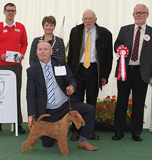 Mr R Punter, Mr M Vickers & Ms J Vickers Eskwyre Red Devil with puppy group judge Mr S Parsons & Mr J Wolstenholme (Royal Canin) 