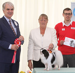 Ms T Pearce & Ms S Hann Ch Stepheter Wanna Shout For Rakuchin with veteran group judge Mr G Dymock & Mr J Wolstenholme (Royal Canin)