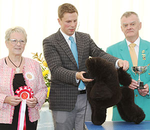 Mr J Shaw, Mr J Lynn & Mr T Isherwood Ch Afterglow Aloysius with group judge Miss D Spavin & Mr E Paterson (Treasurer) 