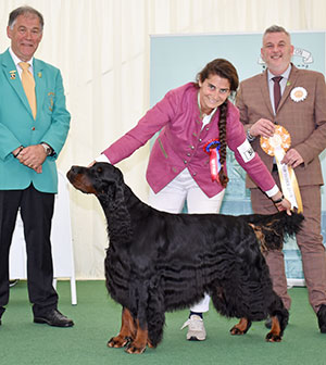 Mrs F Boxall Sh Ch Ludstar Frederick Frankenstein (Imp) It with group judge Mr L A S Cox & Mr M F Thorne (Committee)