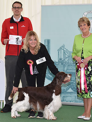 Mr & Mrs D J Mitchell & Mr K Payne Sh Ch Peasblossom Jester with veteran group judge Mrs J A Ward & Mr J Wolstenholme (Royal Canin)