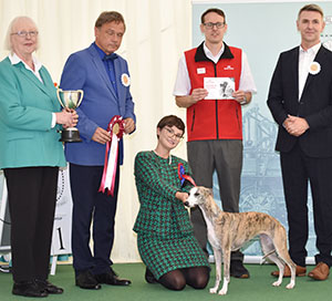 Mrs S Mowbray West Chelan Quick Look At Me with group judge Mr E Engh, Mrs L McBeth (Chief Steward) & Mr J Wolstenholme (Royal Canin) 
