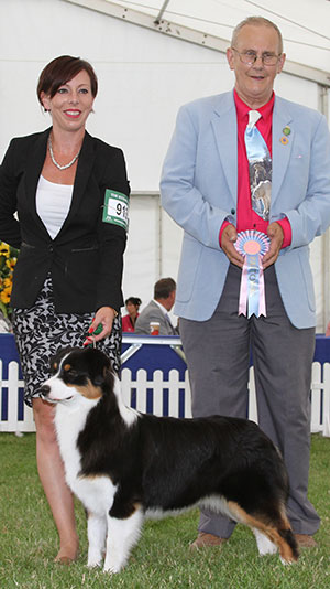 Miss M Spavin Dancing On The Ceiling Del Whymper Delle G Jorasse with puppy group judge Mr B Reynolds-Frost
