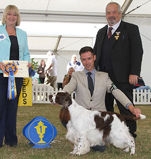 Mr R P Bott & Mrs C Savell Sh Ch Art-wave's Standing Ovation For Allenie (Imp) with group judge Mrs G Simpson & Mr S Irving (Show Manager)