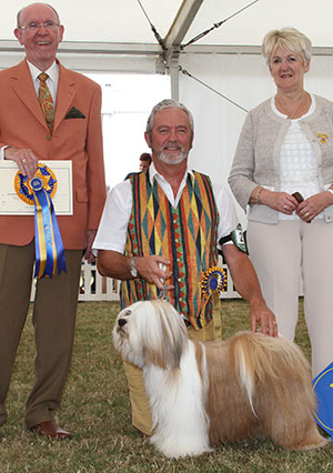 Mr N S Smith & Ms J Hadlington Ch Tetsimi Moves Like Jagger with group judge Mr A Wight & Miss A Summers (Vice Chairman)