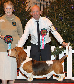 Mr I & Mrs J Seddon Ch Sedonia's Royal Intruder with group judge Miss E Newton 