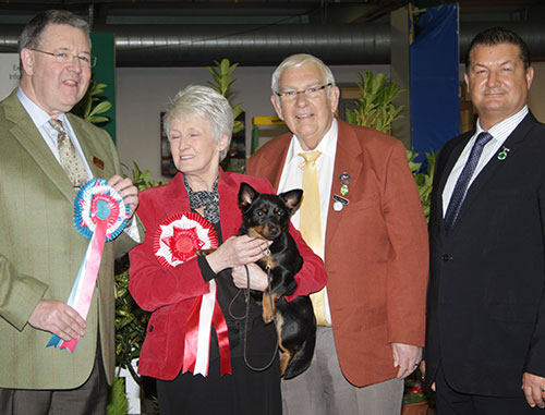 Mrs J Huck Leyeside Miss Bonnie with BIS judge Mr T D Mather, Mr P Harding (Secretary) & Mr R Gregory (Chairman)