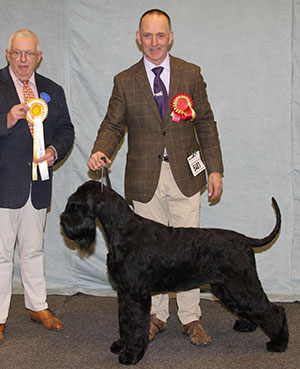 Mr & Mrs K & S Cullen & Mrs R Thomas Ch Philoma Lana Lang with group judge Dr R W James