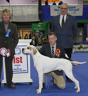 Mrs D O'Neill & Miss J O'Neill Sh Ch Chesterhope Thrill Of T Chase (Imp) with group judge Mrs P D A Williams & Mr S Atkinson (Chairman)